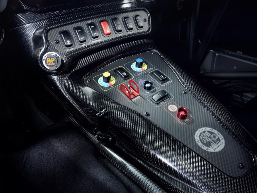 Детали интерьера Mercedes-AMG GT4 (C190) 2017 года  (фото 10 из 43)
